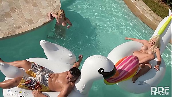 Katy Jayne & Vittoria Dolce’s intense Poolside Threesome